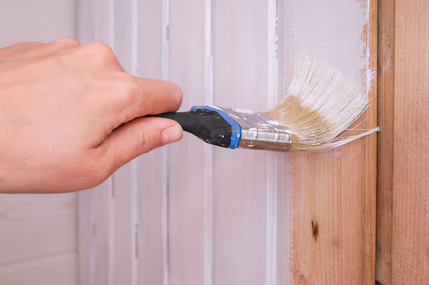 Renowacja domu drewnianego, czyli ręczne przemalowanie ściany z desek na  biały kolor pędzlem i farbą lateksową lub akrylową do wnętrz, materiały  ekologiczne i oddychające. | Zdjęcie Premium